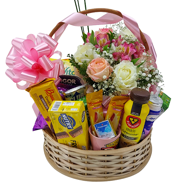 Cesta de café com arranjo de rosas brancas e cor de rosa