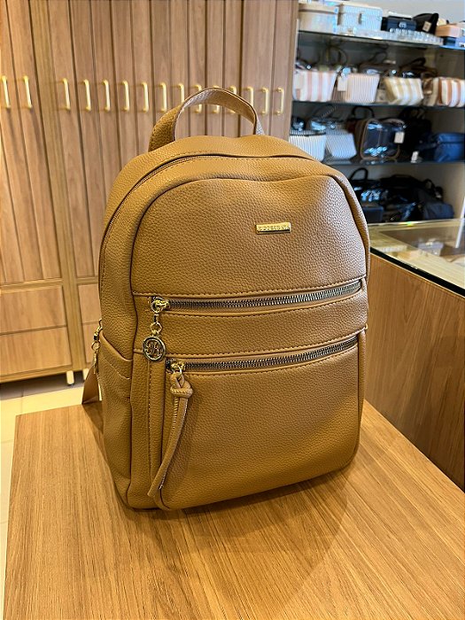 Mochila bege com zíperes