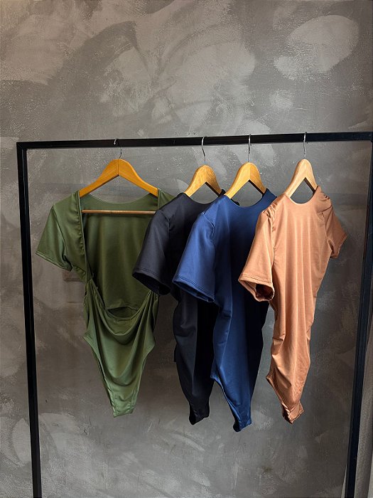 BODY COM MANGA E DECOTE NAS COSTAS