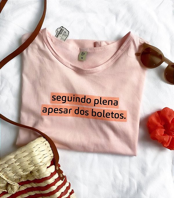 T-shirt SEGUINDO PLENA APESAR DOS BOLETOS.