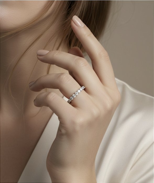 Anel Meia Aliança de Bolinhas Cravejadas