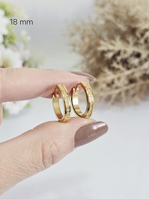 Brinco Argola Click uma Fileira Cravejada em Aço Banhado a Ouro Linha Premium