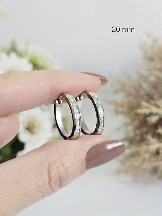 Brinco Argola Click Uma Fileira Cravejada com Zircônia em Aço Inoxidável