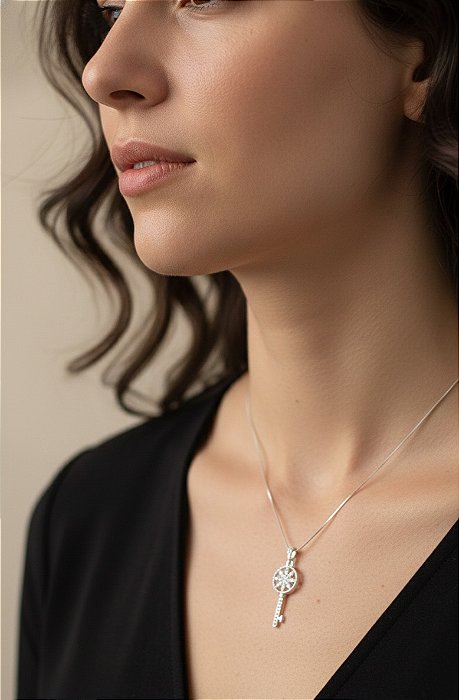 Colar Chave Cravejada em Prata 925