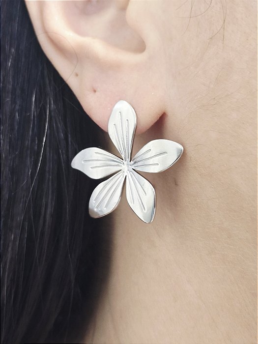 Brinco Flor Esculpida em Aço Inoxidável