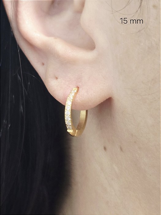 Brinco Argolinha Cravejada Slim em Aço Inoxidável Banhado a Ouro – Linha Premium