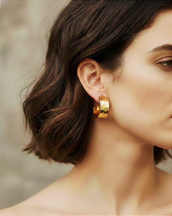 Brinco Argola Larga Textura Orgânica Banhado a Ouro Aço Inox