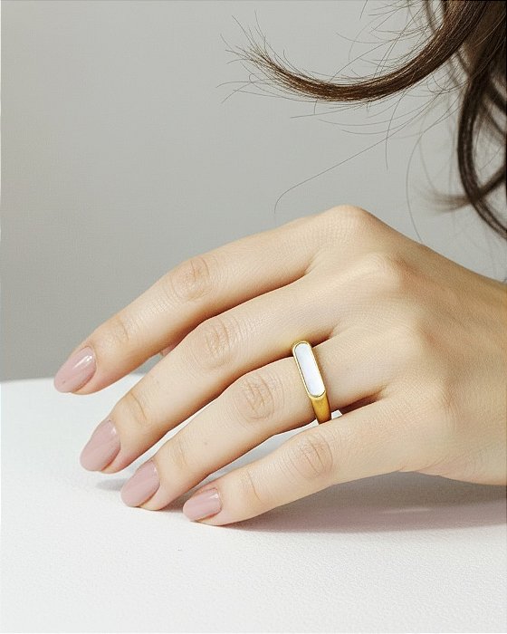 Anel Retangular Madrepérola Banhado a Ouro em Aço Inoxidável