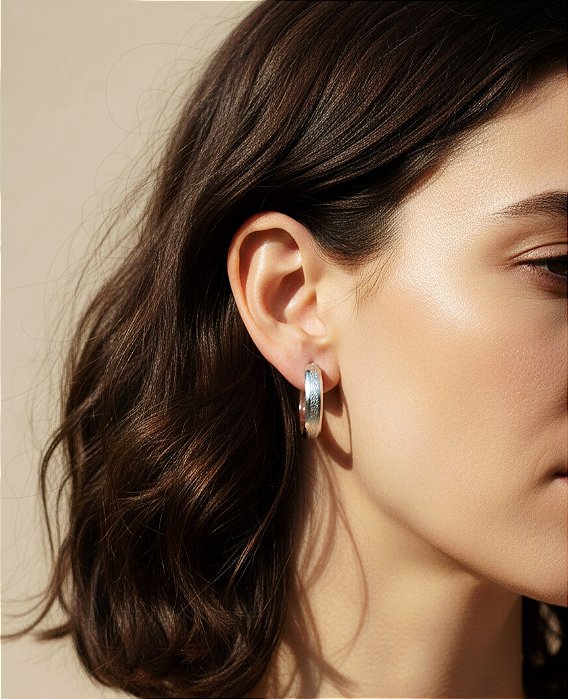 Argola Média com Detalhe Fosco em Aço Inoxidável