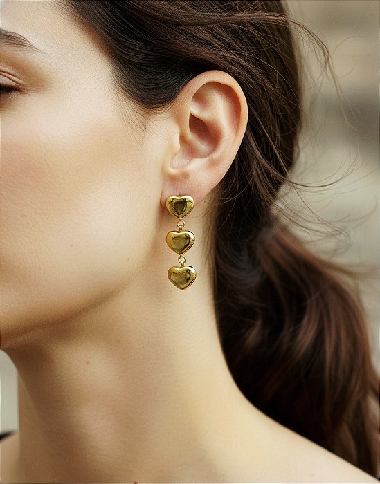 Brinco Pendente Corações Triplos Lisos Banhado a Ouro