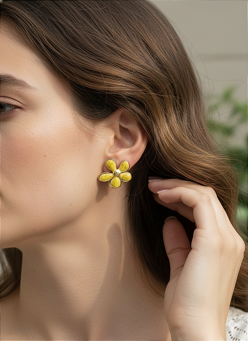Brinco Flor Margarida Esmaltada Banhado a Ouro