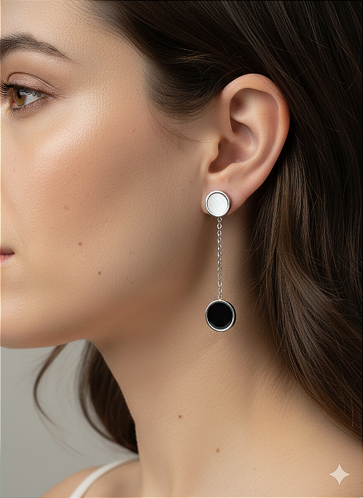 Brinco Pendente Círculos Esmaltados P&B com Corrente