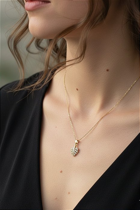 Colar Folhinha Cravejada em Aço Banhada a Ouro