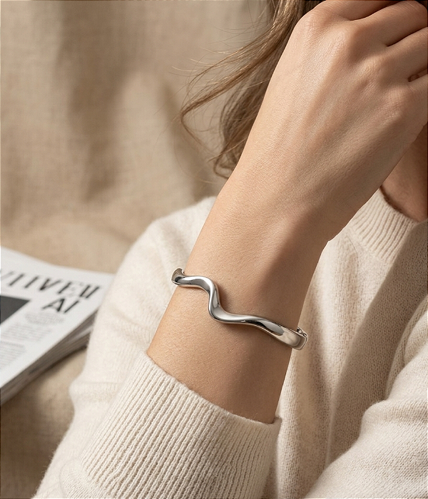 Bracelete Rígido em Aço Inoxidável Prateado – Design Orgânico Ondulado