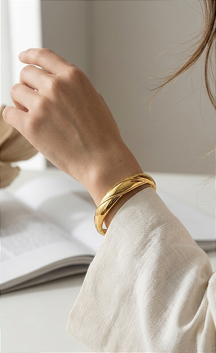Bracelete Rígido de Aço Banhado a Ouro Abaulado Entrelaçado