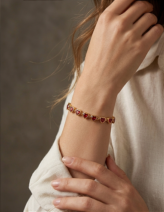 Pulseira de Coração em Aço Inoxidável Banhada a Ouro com Zircônias Vermelhas