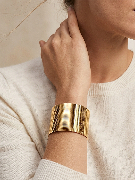 Bracelete Liso Largo Dourado com Textura Acanalada