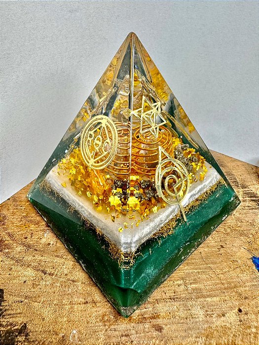 Orgonite Pirâmide Modelo NUBIAN | (RQC) NÍvel 3.