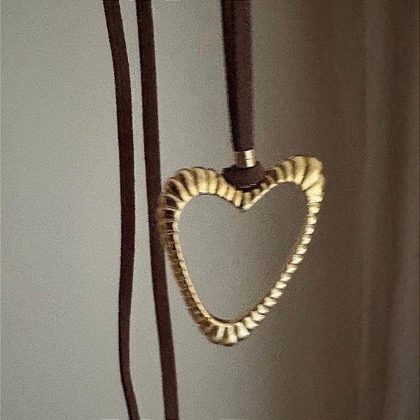 Colar Coração Boho com cordão de couro marrom.