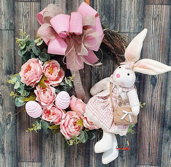 Guirlanda de Páscoa Decorada com Flores e Galhos de Eucalipto e Coelha de Vestido Sentada 45cm - CCS Decorações