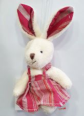 Mini Coelha de Pelúcia Sentada com Vestido Vermelho Listrado 15cm - Ref 1220422 Páscoa Cromus