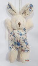 Mini Coelho de Pelúcia Roupa Floral Azul 15cm - Ref 1220403 Páscoa Cromus