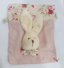 Bolsinha Rosa com Rosto de Coelho de Pelúcia e Borda Floral 17.5x13.5cm - Ref 1823511R Páscoa Cromus