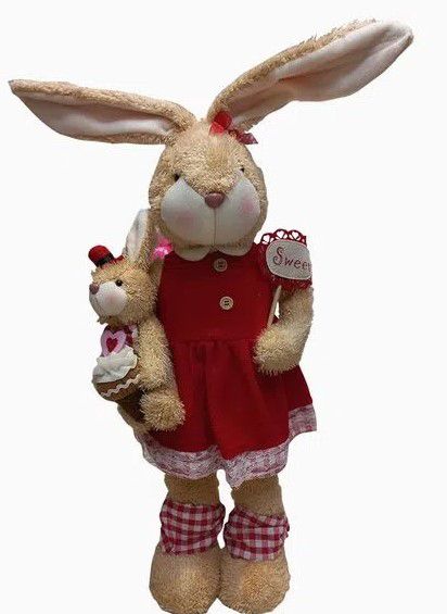 Coelha em Pé de Pelúcia com Vestido Vermelho Segurando Filhote e Placa Sweet 75cm - Coleção Tiramisu - Ref 1220865 Cromus