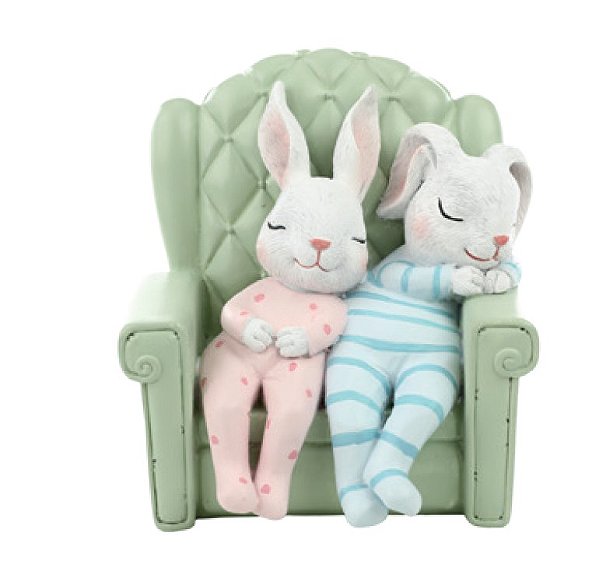 Coelha e Coelho Baby de Resina Dormindo na Poltrona Verde 16x13x15cm - Cute Family - Ref 1067825 Cromus