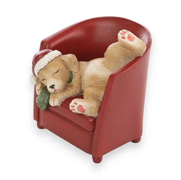 Cachorro de Resina Deitado no Sofá Vermelho com Cachecol 7x8cm - Ref 3119996 Cromus