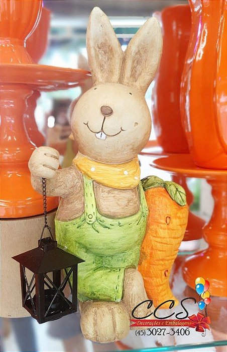 Coelho de Resina em Pé encostado na Cenoura Segurando Lanterna - 1823036 - Cromus