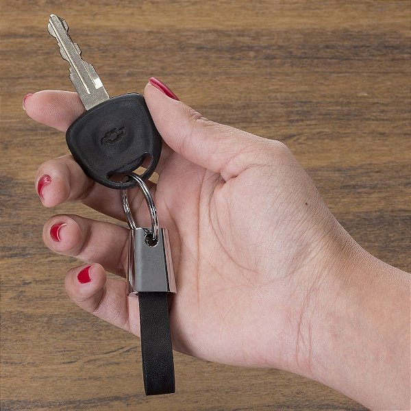 Chaveiro e metal com alça de couro sintético, frente lisa e verso. Código: SK 13403