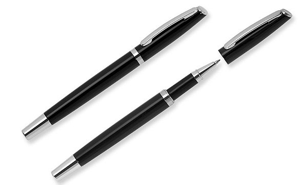 Caneta esferográfica roller de metal escrita em azul.