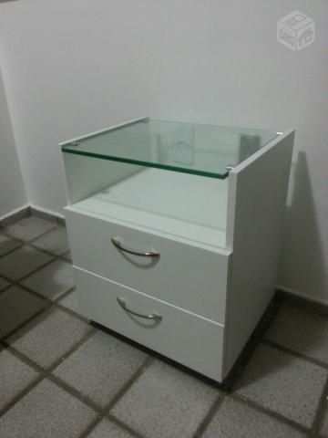 Mesinha de Cabeceira da Arquitet com vidro 6mm