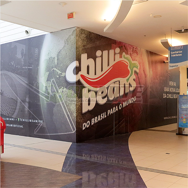 Adesivo para tapume de loja em shopping