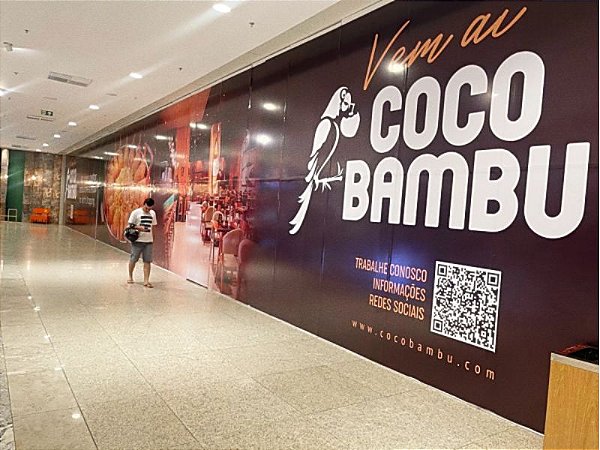 Adesivagem no tapume shopping