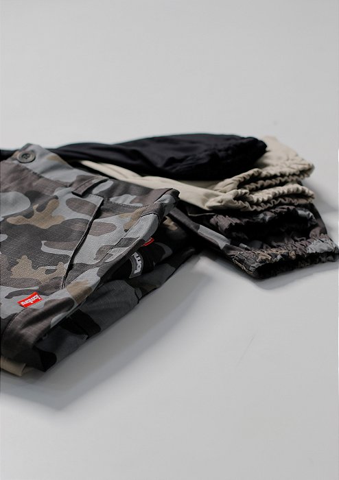 Calça com corte Jogger e bolso Cargo na lateral