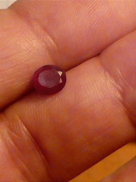 Rubi natural vermelho sangue