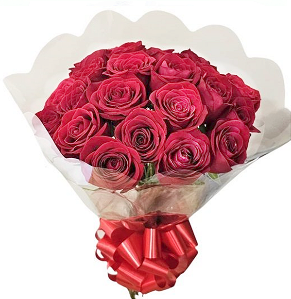 Buquê com 12 rosas vermelhas agrupadas no celofane e laço