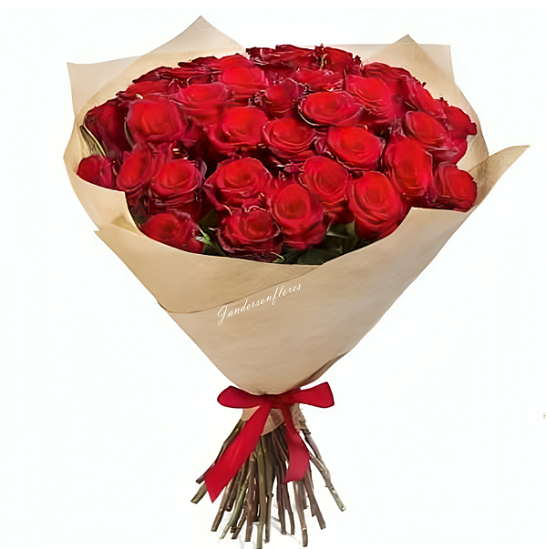 Buquê com 50 rosas vermelhas na embalagem Kraft