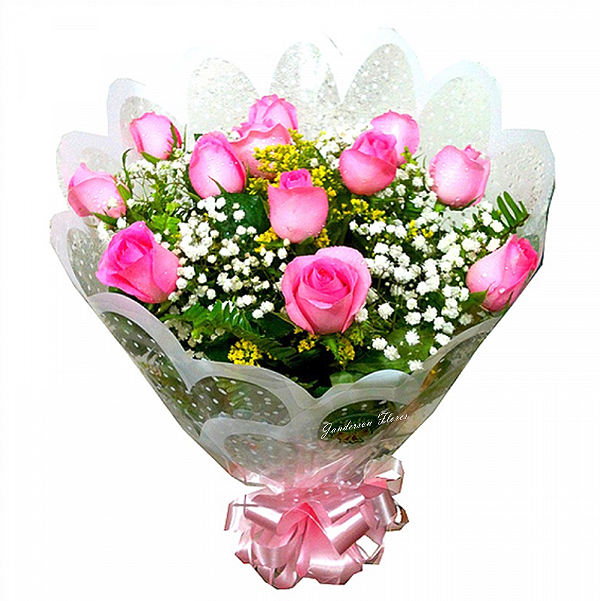 Buquê com 12 rosas rosadas na embalagem celofane e laço