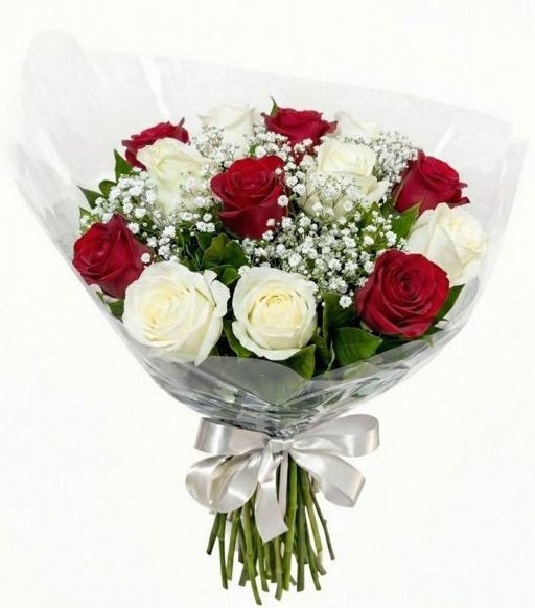 Buquê com 12 rosas vermelhas e branca no celofane e laço