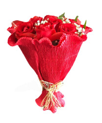 Buquê com 10 rosas vermelhas no crepom vermelho