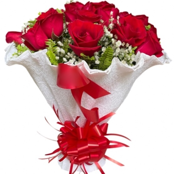 Buquê com 12 rosas vermelhas no crepom branco e laço