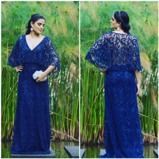 vestido longo com capa de renda