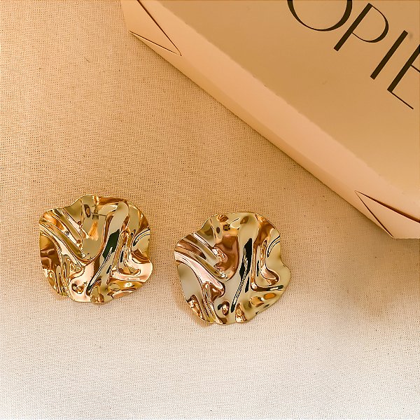 Brinco botão amassado