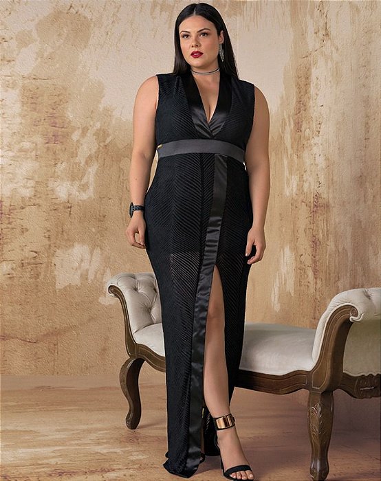 vestido longo preto com fenda plus size