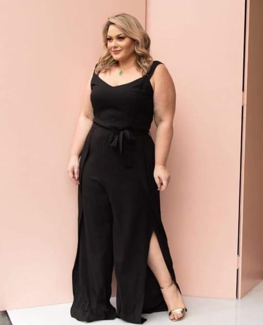 vestido longo preto com fenda plus size