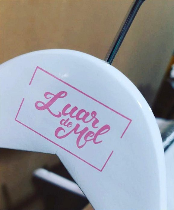 Gravação em cabides de madeira: logo, nomes e lembrança de casamento - min. 50pç - Laser ou Carimbo clichê - Watts:  (11) 94220-9117