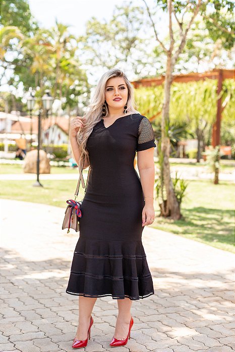 vestido preto de babado